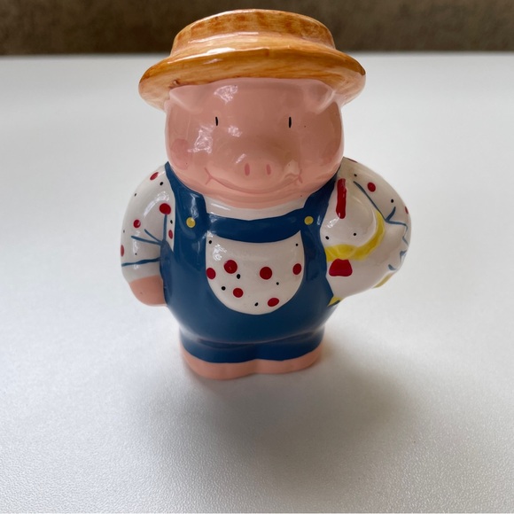 Farmer Pig & Barn Salt and Pepper Shaker - Picture 2 of 7